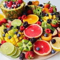 owoce na talerzu